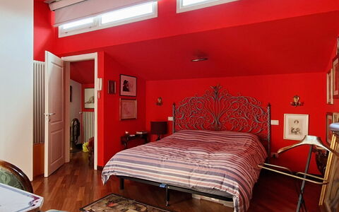 Isola: Interior Design, Mobilia, Camera Da Letto, Letto, Rosso, Parete, Soffitto, Bedding, Lenzuolo, Pavimentazione