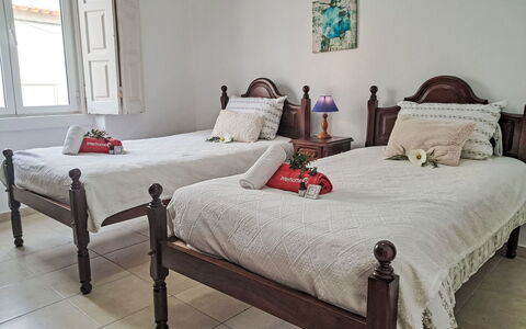 Albuquerque: Mobilia, Letto, Camera Da Letto, Bedding, Lenzuolo, Legna, Pavimento, Interior Design, Pavimentazione, Biancheria