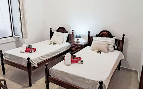 Albuquerque: Mobilia, Letto, Camera Da Letto, Pavimentazione, Interior Design, Pavimento, Legna, Bedding, Lenzuolo, Camera
