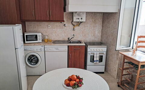Albuquerque: Mobilia, Apparecchio Major, Elettrodomestico Da Cucina, Pavimentazione, Cucina, Pavimento, Legna, Interior Design, Elettrodomestico, Controsoffitto