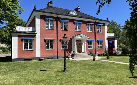 Herrgården: Costruzione, Finestra, Casa, Casa, Tetto, Zona Residenziale, Porta, Villetta, Estate, Cortile