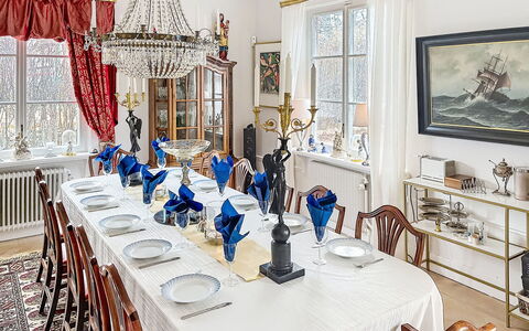 Herrgården: Mobilia, Interior Design, Sala Da Pranzo, Lampadario, Tavolo, Illuminazione, Sedia, Soffitto, Lampada, Camera