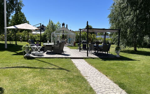 Herrgården: Giardino, Arbusto, Shade, Lotto, Prato, Groundcover, Landscaping, Flagstone, Cortile