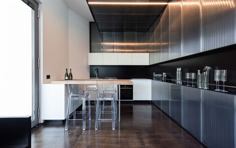 Villa Bilor Luxe: Interior Design, Mobilia, Pavimentazione, Cucina, Soffitto, Pavimento, Illuminazione, Controsoffitto, Sedia, Elettrodomestico Da Cucina