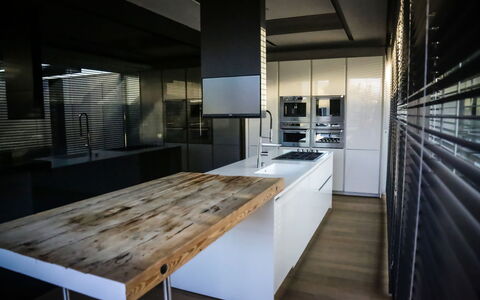 Villa Bilor Luxe: Interior Design, Pavimentazione, Mobilia, Cucina, Controsoffitto, Legna, Pavimento, Soffitto, Cabinetry, Illuminazione