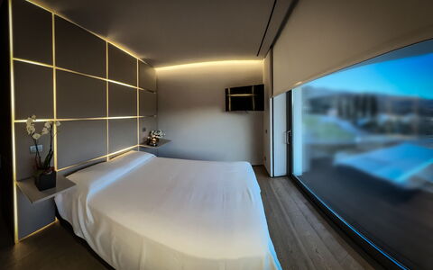 Villa Bilor Luxe: Illuminazione, Letto, Camera Da Letto, Hotel, Notte, Attico, Telaio Del Letto, Bedding, Suite