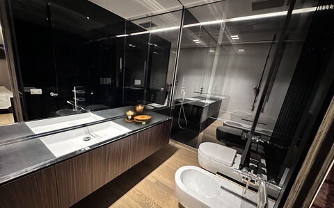 Villa Bilor Luxe: Interior Design, Pavimentazione, Idraulico Fixture, Pavimento, Bagno, Idraulico, Lavandino Del Bagno, Rubinetto, Illuminazione, Mobiletto Del Bagno