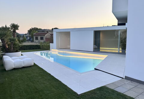 Villa Bilor Luxe: Piscina, Materiale Composito, Shade, Giardino, Landscaping, Estate, Villa, Design, Cortile, Ricorrere