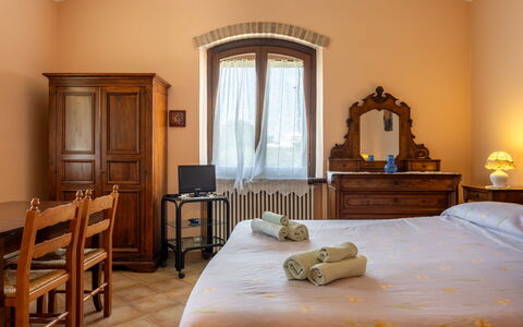 Il Giuncheto, Pool, Amazing View, Umbrian Countrys: Parete, Mobilia, Interior Design, Camera, Pavimentazione, Illuminazione, Pavimento, Soffitto, Camera Da Letto, Porta