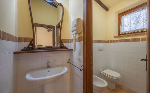 Il Giuncheto, Pool, Amazing View, Umbrian Countrys: Idraulico Fixture, Legna, Interior Design, Bagno, Pavimentazione, Pavimento, Lavandino Del Bagno, Idraulico, Rubinetto, Camera
