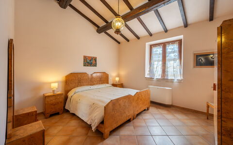Il Giuncheto Apartments, Pool, Umbrian Countryside: Letto, Mobilia, Camera Da Letto, Interior Design, Parete, Lenzuolo, Bedding, Legna, Soffitto, Camera