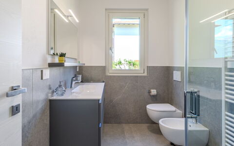 La Serena: Bagno, Idraulico Fixture, Pavimentazione, Parete, Interior Design, Lavello, Pavimento, Lavandino Del Bagno, Gabinetto, Rubinetto