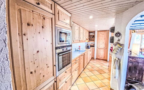 Chalet le Rhônasson: Legna, Cucina, Casa, Controsoffitto, Interior Design, Cabinetry, Soffitto, Camera, Color Legno, Latifoglie