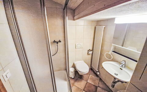Chalet le Rhônasson: Pavimento, Pavimentazione, Interior Design, Camera, Camera Da Letto, Letto, Soffitto, Lenzuolo, Bedding, Telaio Del Letto