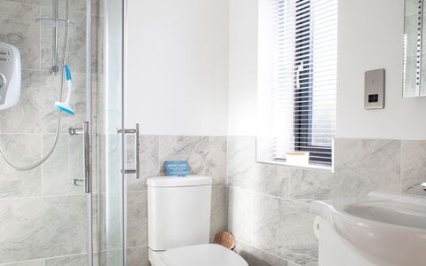 The Studio: Bagno, Idraulico Fixture, Interior Design, Pavimentazione, Pavimento, Lavello, Gabinetto, Toilet Seat, Rubinetto, Idraulico