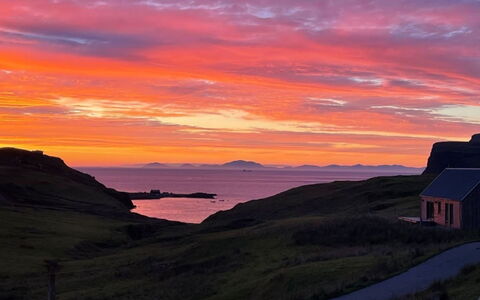 The Studio: Cielo, Orizzonte, Crepuscolo, Afterglow, Tramonto, Paesaggio, Ecoregione, Highland, Terreno, Collina