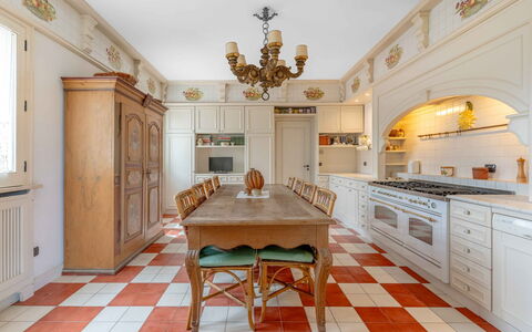 Villa Polistena: Interior Design, Pavimentazione, Cucina, Pavimento, Mobilia, Legna, Soffitto, Controsoffitto, Cabinetry, Illuminazione