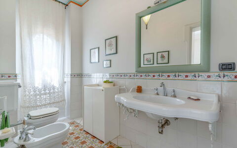 Villa Polistena: Interior Design, Pavimentazione, Idraulico Fixture, Pavimento, Lavello, Lavandino Del Bagno, Bagno, Piastrella, Rubinetto, Idraulico