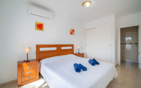 Cala Murada 102: Mobilia, Letto, Pavimentazione, Interior Design, Camera Da Letto, Legna, Pavimento, Soffitto, Lenzuolo, Bedding