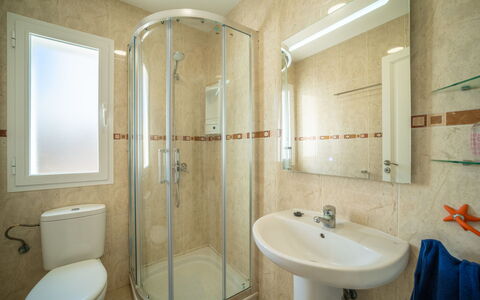 Cala Murada 102: Idraulico Fixture, Parete, Pavimentazione, Bagno, Lavello, Pavimento, Interior Design, Lavandino Del Bagno, Idraulico, Gabinetto