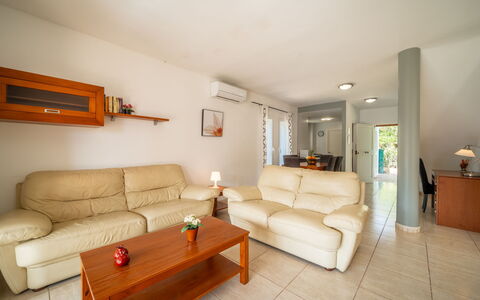 Cala Murada 102: Mobilia, Interior Design, Pavimentazione, Divano, Pavimento, Legna, Soffitto, Soggiorno, Tavolo, Camera