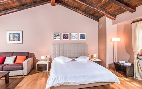 Poropati: Mobilia, Interior Design, Letto, Camera Da Letto, Pavimento, Legna, Camera, Pavimentazione, Soffitto, Casa