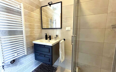 Ivka: Pavimentazione, Pavimento, Interior Design, Idraulico Fixture, Bagno, Idraulico, Piastrella, Camera, Mobiletto Del Bagno