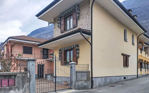 Dimora Lali: Parete, Casa, Architettura, Zona Residenziale, Casa, Insediamento Umano, Porta, Balcone, Villaggio, Paesino Di Montagna