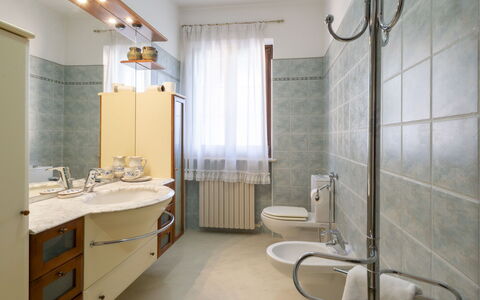 Dimora Lali: Idraulico Fixture, Pavimentazione, Lavandino Del Bagno, Interior Design, Lavello, Bagno, Pavimento, Rubinetto, Idraulico, Illuminazione