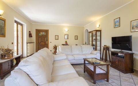 Dimora Lali: Mobilia, Interior Design, Pavimentazione, Divano, Pavimento, Legna, Soffitto, Camera, Soggiorno, Tavolo