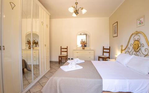 Dimora Lali: Mobilia, Pavimentazione, Interior Design, Pavimento, Soffitto, Camera Da Letto, Camera, Letto, Appartamento, Tavolo