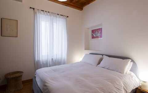 Ioannis: Letto, Camera Da Letto, Parete, Lenzuolo, Bedding, Interior Design, Mobilia, Pavimento, Legna, Biancheria