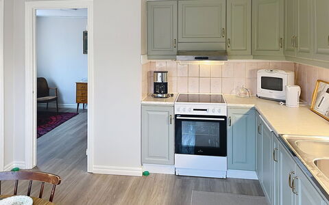 Villa Gärdet: Mobilia, Interior Design, Pavimentazione, Cabinetry, Legna, Cucina, Elettrodomestico Da Cucina, Controsoffitto, Pavimento, Apparecchio Major