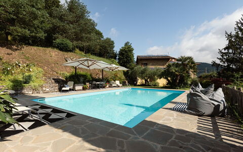 Villa Essiccatoio: Piscina, Mobili Da Esterno, Ricorrere, Flagstone, Ombrello, Materiale Composito, Tempo Libero, Eco Hotel, Sedia, Shade