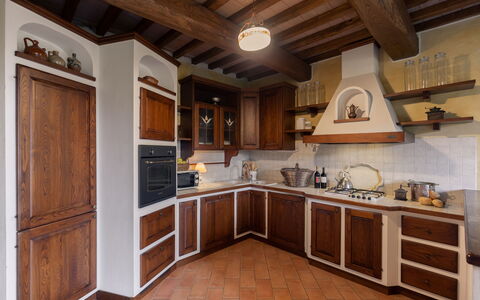 Villa Essiccatoio: Cucina, Legna, Interior Design, Mobilia, Pavimentazione, Cabinetry, Controsoffitto, Apparecchio Major, Soffitto, Elettrodomestico Da Cucina