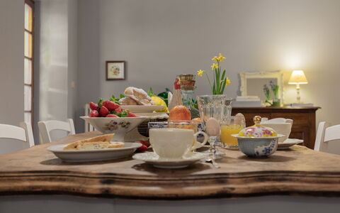 Villa Essiccatoio: Tavola, Mobilia, Serveware, Tavolo, Interior Design, Dishware, Cibo, Porcellana, Bicchieri, Cucina & Sala Da Pranzo Tavolo