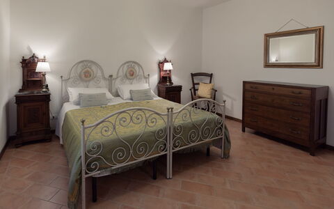Villa Essiccatoio: Mobilia, Letto, Interior Design, Camera Da Letto, Pavimentazione, Pavimento, Legna, Soffitto, Bedding, Camera
