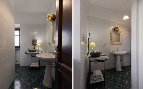 Villa Essiccatoio: Interior Design, Parete, Pavimentazione, Idraulico Fixture, Lavandino Del Bagno, Pavimento, Lavello, Bagno, Casa, Rubinetto