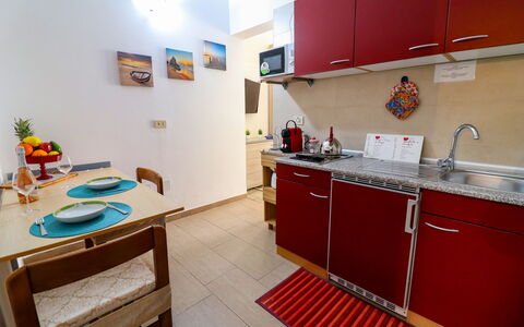 Kyma'S House: Pavimentazione, Legna, Apparecchio Major, Mobilia, Pavimento, Interior Design, Elettrodomestico Da Cucina, Camera, Cucina, Appartamento