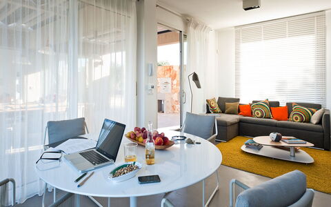 Villa Carovi: Mobilia, Interior Design, Pavimentazione, Divano, Pavimento, Parete, Sedia, Tavolo, Soggiorno, Soffitto