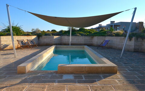 Villa Carovi: Piscina, Materiale Composito, Shade, Flagstone, Calcestruzzo, Mobili Da Esterno, Piastrella, Landscaping, Backyard, Cortile