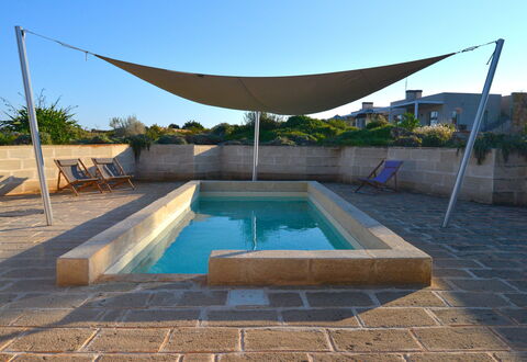 Villa Carovi: Piscina, Materiale Composito, Shade, Flagstone, Calcestruzzo, Mobili Da Esterno, Piastrella, Landscaping, Backyard, Cortile