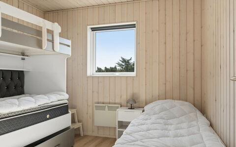 Eleni - 3M from the Sea: Legna, Camera Da Letto, Letto, Pavimento, Pavimentazione, Telaio Del Letto, Bedding, Color Legno, Letto A Castello, Lenzuolo