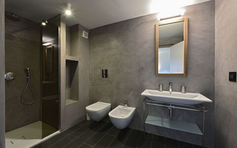 Villa Stornella: Idraulico Fixture, Parete, Pavimentazione, Bagno, Pavimento, Interior Design, Lavello, Idraulico, Specchio, Rubinetto