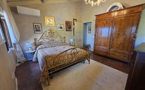 Il Casale di San Jacopo con Piscina Privata: Mobilia, Parete, Camera Da Letto, Letto, Pavimentazione, Lenzuolo, Bedding, Pavimento, Biancheria, Interior Design