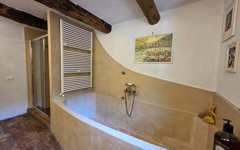 Il Casale di San Jacopo con Piscina Privata: Parete, Vasca Da Bagno, Pavimentazione, Pavimento, Idraulico Fixture, Idraulico, Soffitto, Piastrella, Rubinetto, Bagno