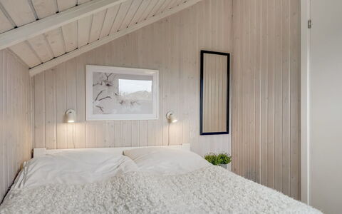 Arold - 600M to the Fjord: Camera Da Letto, Legna, Interior Design, Soffitto, Letto, Pavimento, Pavimentazione, Biancheria, Lenzuolo, Bedding