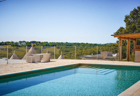 Trullo Emmebi Vista Valle D'Itria: Blu, Piscina, Mobili Da Esterno, Materiale Composito, Ricorrere, Shade, Eco Hotel, Deck, Lettino, Sedia