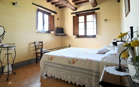 Terre di Giano Private Pool and View, Umbria: Mobilia, Interior Design, Pavimentazione, Camera Da Letto, Letto, Pavimento, Camera, Biancheria, Soffitto, Illuminazione