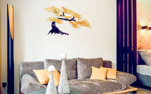 Grubhof: Mobilia, Interior Design, Parete, Legna, Cuscino, Illuminazione, Soggiorno, Pavimento, Divano, Pavimentazione